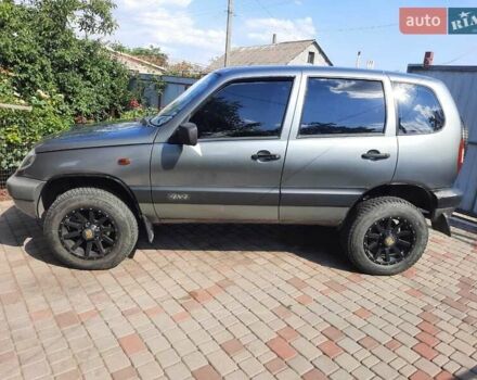 Серый Шевроле Нива, объемом двигателя 1.69 л и пробегом 140 тыс. км за 5100 $, фото 1 на Automoto.ua
