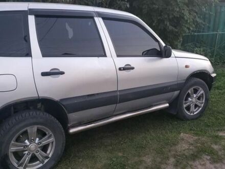 Серый Шевроле Нива, объемом двигателя 1.7 л и пробегом 180 тыс. км за 3000 $, фото 1 на Automoto.ua