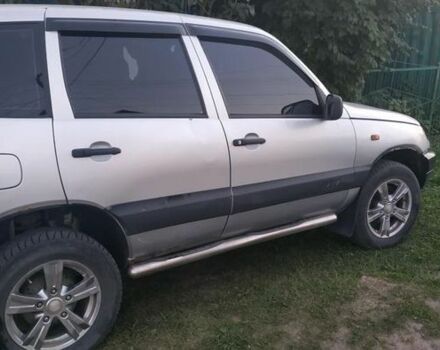 Серый Шевроле Нива, объемом двигателя 1.7 л и пробегом 180 тыс. км за 3000 $, фото 1 на Automoto.ua