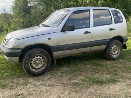 Серый Шевроле Нива, объемом двигателя 1.7 л и пробегом 282 тыс. км за 2550 $, фото 1 на Automoto.ua