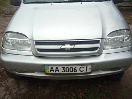 Серый Шевроле Нива, объемом двигателя 1.69 л и пробегом 188 тыс. км за 5000 $, фото 1 на Automoto.ua