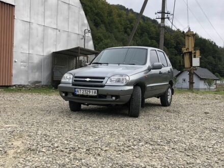 Серый Шевроле Нива, объемом двигателя 1.7 л и пробегом 250 тыс. км за 3799 $, фото 1 на Automoto.ua