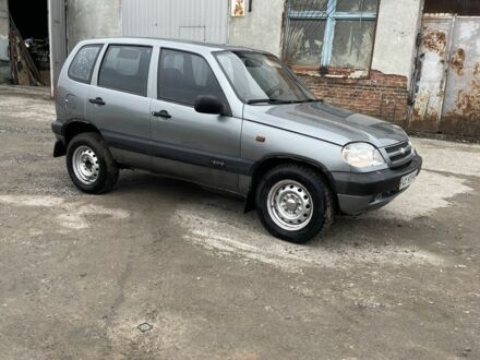 Серый Шевроле Нива, объемом двигателя 1.7 л и пробегом 111 тыс. км за 2999 $, фото 1 на Automoto.ua