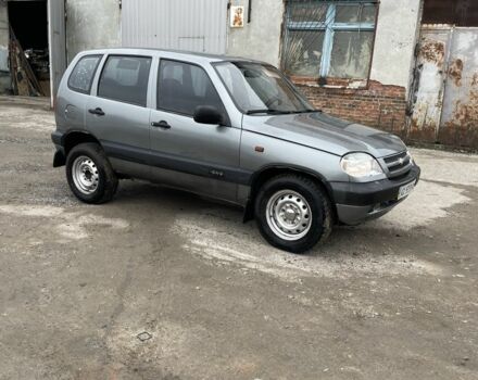 Серый Шевроле Нива, объемом двигателя 1.7 л и пробегом 111 тыс. км за 2999 $, фото 1 на Automoto.ua