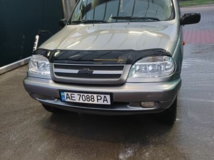 Серый Шевроле Нива, объемом двигателя 1.7 л и пробегом 213 тыс. км за 3500 $, фото 1 на Automoto.ua