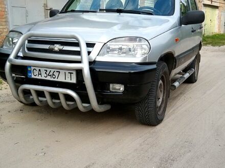 Серый Шевроле Нива, объемом двигателя 1.7 л и пробегом 233 тыс. км за 3600 $, фото 1 на Automoto.ua