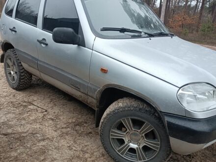 Серый Шевроле Нива, объемом двигателя 1.7 л и пробегом 193 тыс. км за 3200 $, фото 1 на Automoto.ua