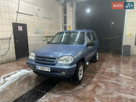 Серый Шевроле Нива, объемом двигателя 1.69 л и пробегом 401 тыс. км за 4600 $, фото 1 на Automoto.ua