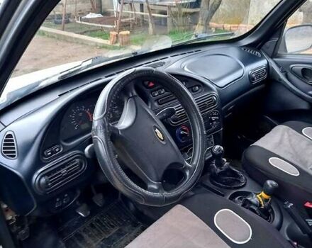 Серый Шевроле Нива, объемом двигателя 1.7 л и пробегом 220 тыс. км за 3500 $, фото 1 на Automoto.ua