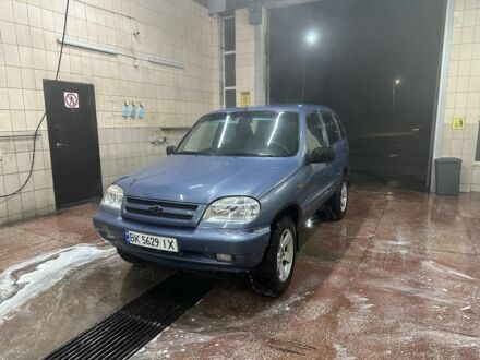 Сірий Шевроле Нива, об'ємом двигуна 1.7 л та пробігом 200 тис. км за 4600 $, фото 1 на Automoto.ua