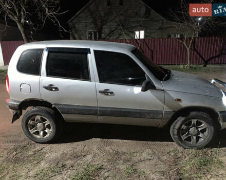 Серый Шевроле Нива, объемом двигателя 1.69 л и пробегом 175 тыс. км за 3000 $, фото 1 на Automoto.ua