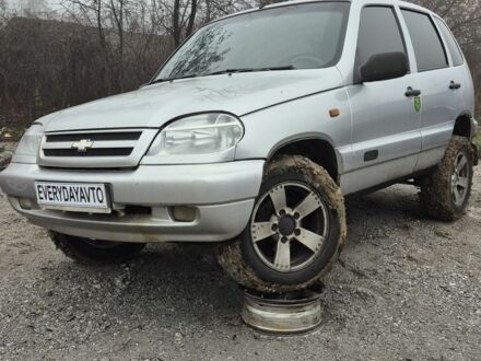 Серый Шевроле Нива, объемом двигателя 0 л и пробегом 220 тыс. км за 3200 $, фото 1 на Automoto.ua