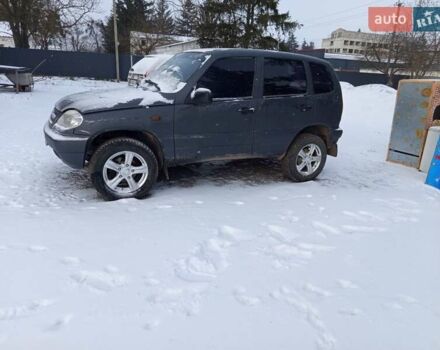 Серый Шевроле Нива, объемом двигателя 1.69 л и пробегом 320 тыс. км за 3600 $, фото 1 на Automoto.ua