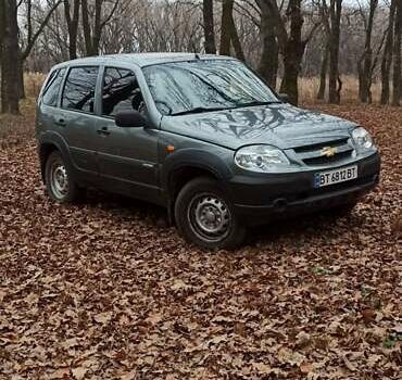 Серый Шевроле Нива, объемом двигателя 1.69 л и пробегом 145 тыс. км за 4500 $, фото 1 на Automoto.ua