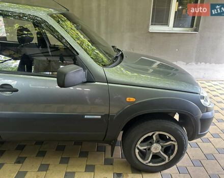 Сірий Шевроле Нива, об'ємом двигуна 1.69 л та пробігом 64 тис. км за 8500 $, фото 1 на Automoto.ua