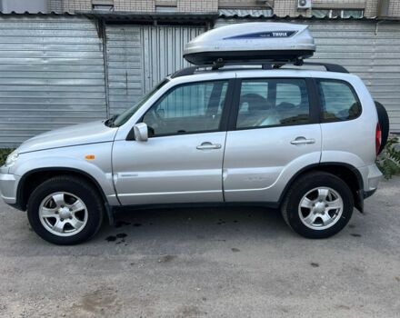 Серый Шевроле Нива, объемом двигателя 1.69 л и пробегом 68 тыс. км за 7700 $, фото 1 на Automoto.ua