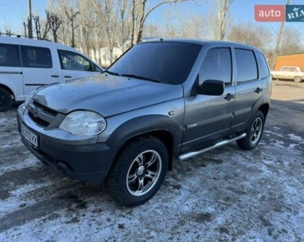 Серый Шевроле Нива, объемом двигателя 1.69 л и пробегом 250 тыс. км за 4500 $, фото 1 на Automoto.ua