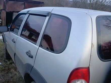 Серый Шевроле Нива, объемом двигателя 1.7 л и пробегом 500 тыс. км за 3500 $, фото 1 на Automoto.ua