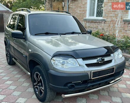 Серый Шевроле Нива, объемом двигателя 1.69 л и пробегом 125 тыс. км за 8500 $, фото 1 на Automoto.ua