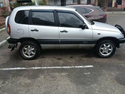 Серый Шевроле Нива, объемом двигателя 1.7 л и пробегом 210 тыс. км за 3500 $, фото 1 на Automoto.ua