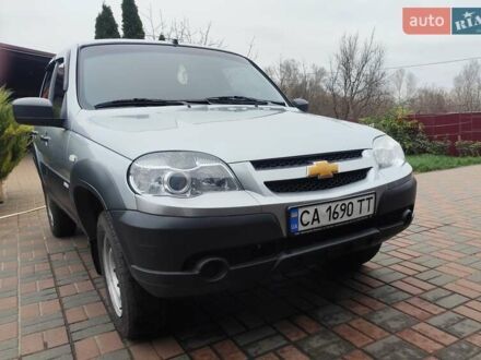 Серый Шевроле Нива, объемом двигателя 1.69 л и пробегом 180 тыс. км за 5900 $, фото 1 на Automoto.ua