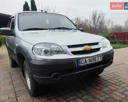 Серый Шевроле Нива, объемом двигателя 1.69 л и пробегом 180 тыс. км за 5900 $, фото 1 на Automoto.ua
