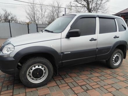 Серый Шевроле Нива, объемом двигателя 1.7 л и пробегом 150 тыс. км за 5900 $, фото 1 на Automoto.ua