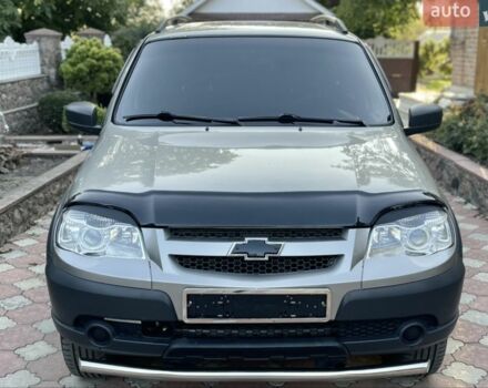 Серый Шевроле Нива, объемом двигателя 1.7 л и пробегом 125 тыс. км за 8500 $, фото 1 на Automoto.ua