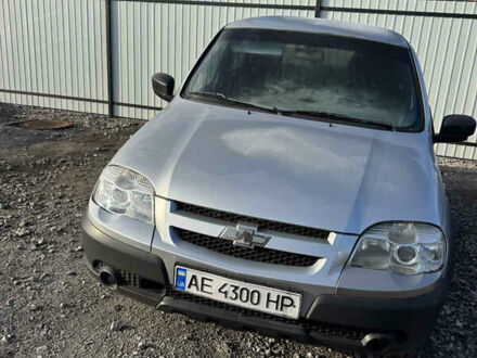 Серый Шевроле Нива, объемом двигателя 1.69 л и пробегом 164 тыс. км за 4600 $, фото 1 на Automoto.ua