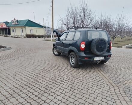 Синий Шевроле Нива, объемом двигателя 1.7 л и пробегом 100 тыс. км за 3150 $, фото 1 на Automoto.ua