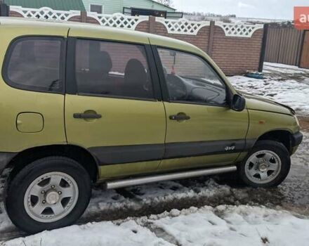 Зеленый Шевроле Нива, объемом двигателя 1.7 л и пробегом 315 тыс. км за 4500 $, фото 2 на Automoto.ua