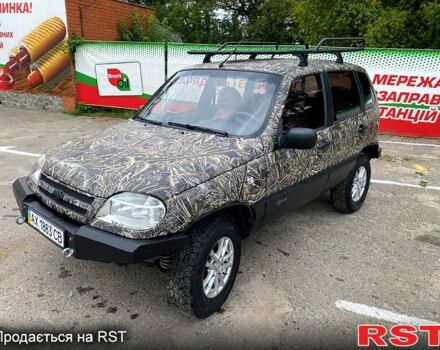 Зеленый Шевроле Нива, объемом двигателя 1.7 л и пробегом 263 тыс. км за 4700 $, фото 2 на Automoto.ua