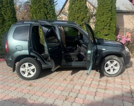 Зеленый Шевроле Нива, объемом двигателя 1.7 л и пробегом 204 тыс. км за 4800 $, фото 1 на Automoto.ua