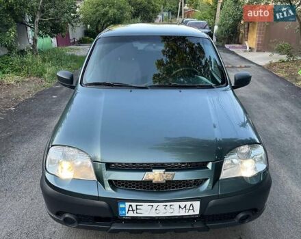 Зеленый Шевроле Нива, объемом двигателя 1.69 л и пробегом 70 тыс. км за 7800 $, фото 2 на Automoto.ua