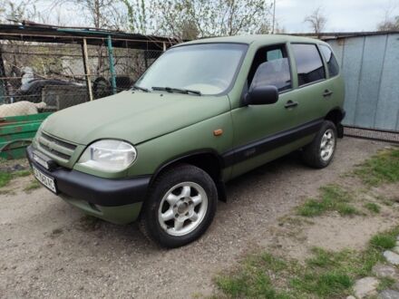 Зеленый Шевроле Нива, объемом двигателя 1.7 л и пробегом 310 тыс. км за 4000 $, фото 1 на Automoto.ua