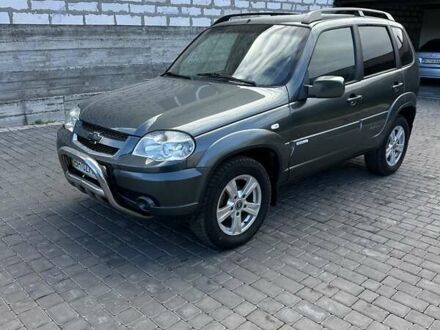 Зеленый Шевроле Нива, объемом двигателя 1.69 л и пробегом 140 тыс. км за 5300 $, фото 1 на Automoto.ua