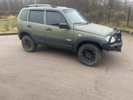 Зеленый Шевроле Нива, объемом двигателя 1.7 л и пробегом 228 тыс. км за 4750 $, фото 1 на Automoto.ua