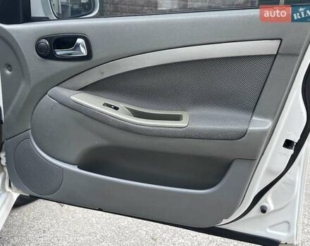 Белый Шевроле Нубира, объемом двигателя 1.6 л и пробегом 275 тыс. км за 3999 $, фото 19 на Automoto.ua