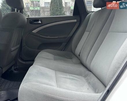 Белый Шевроле Нубира, объемом двигателя 1.6 л и пробегом 275 тыс. км за 3999 $, фото 26 на Automoto.ua