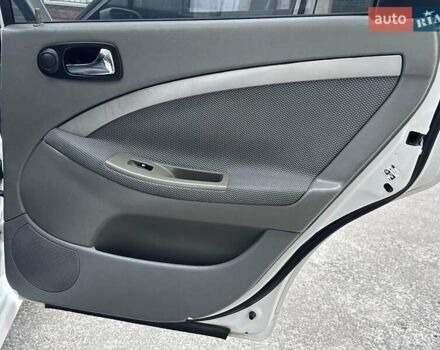 Белый Шевроле Нубира, объемом двигателя 1.6 л и пробегом 275 тыс. км за 3999 $, фото 21 на Automoto.ua