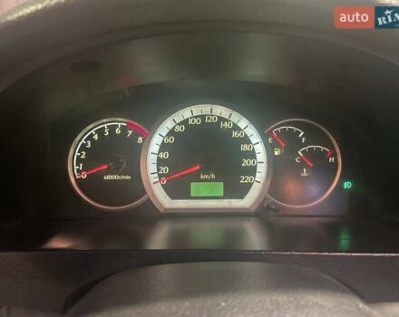 Красный Шевроле Нубира, объемом двигателя 1.8 л и пробегом 250 тыс. км за 3800 $, фото 9 на Automoto.ua