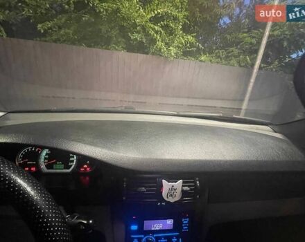 Красный Шевроле Нубира, объемом двигателя 1.8 л и пробегом 250 тыс. км за 3800 $, фото 11 на Automoto.ua