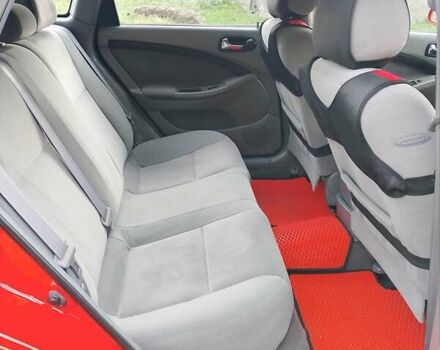 Красный Шевроле Нубира, объемом двигателя 1.6 л и пробегом 236 тыс. км за 3700 $, фото 3 на Automoto.ua