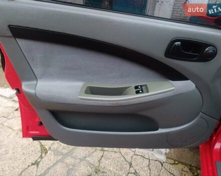 Красный Шевроле Нубира, объемом двигателя 1.6 л и пробегом 235 тыс. км за 3900 $, фото 12 на Automoto.ua