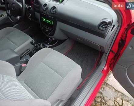 Красный Шевроле Нубира, объемом двигателя 1.6 л и пробегом 235 тыс. км за 3900 $, фото 15 на Automoto.ua