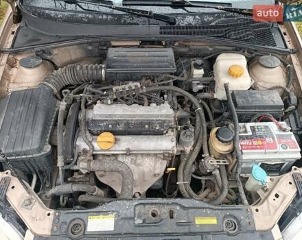 Желтый Шевроле Нубира, объемом двигателя 1.8 л и пробегом 444 тыс. км за 3500 $, фото 19 на Automoto.ua