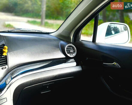 Белый Шевроле Орландо, объемом двигателя 2 л и пробегом 219 тыс. км за 9600 $, фото 21 на Automoto.ua