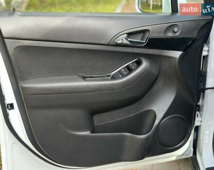 Белый Шевроле Орландо, объемом двигателя 2 л и пробегом 219 тыс. км за 9600 $, фото 12 на Automoto.ua