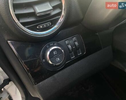 Білий Шевроле Орландо, об'ємом двигуна 1.8 л та пробігом 241 тис. км за 7900 $, фото 8 на Automoto.ua