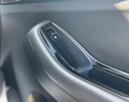 Білий Шевроле Орландо, об'ємом двигуна 2 л та пробігом 190 тис. км за 8200 $, фото 20 на Automoto.ua